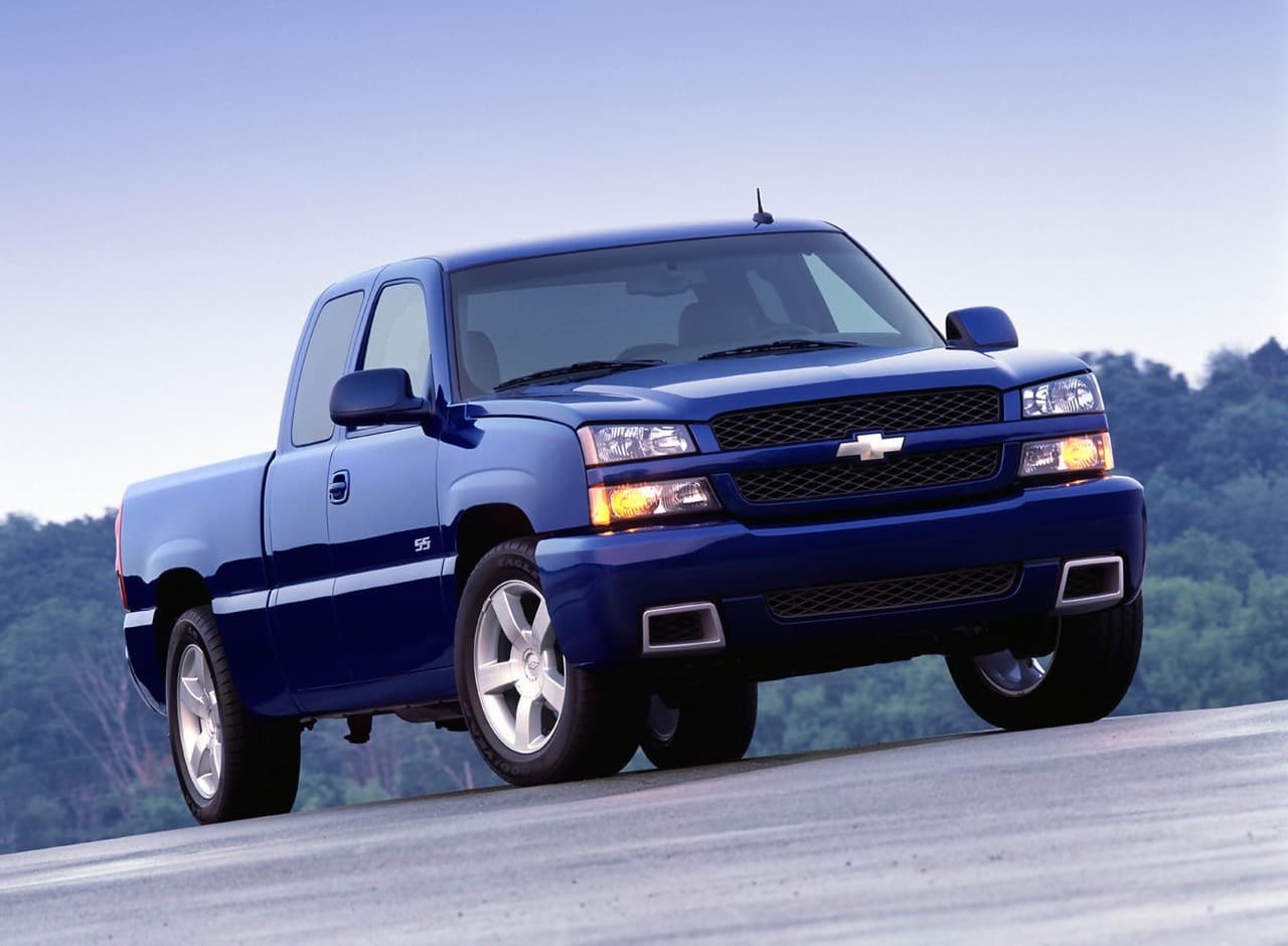 <b>5. Chevrolet Silverado SS 2003-07</b>: La Silverado SS fue la respuesta de Chevrolet a la Ford SVT F-150 Lightning., pero a diferencia del modelo Ford la Silverado contaba con un aspecto más discreto y elegante que recordaba más a la SVT Lightning original que a la segunda generación con la que competía.
<br>
<br>Equipada con un gigantesco V8 de 6.0 litros de alto desarrollo, la Silverado SS contaba con 380 caballos de fuerza que le permitía acelerar de
<b>0 a 60 millas por hora en 5.2 segundos</b>. La Silverado SS podía ser adquirida con tracción trasera o con tracción en las cuatro ruedas.