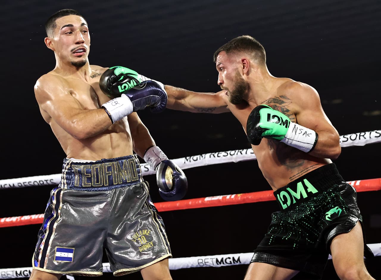 Para el tercer y cuarto asalto Teófimo López había conectado más golpes.