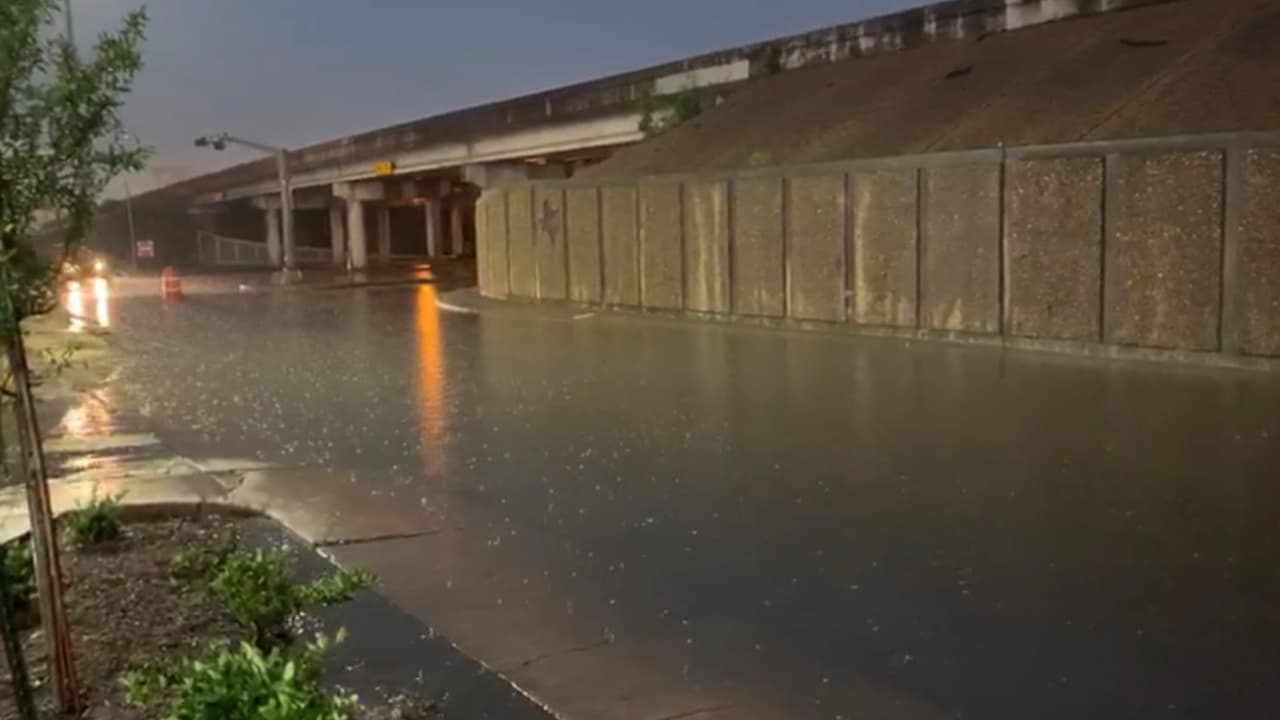 Durante la madrugada se vieron imágenes como esta en la autopista 45 a la altura de West Parker Road.