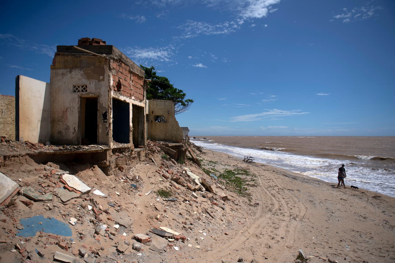Así lucen los restos de una casa en la playa de Atafona. 
<b>Debido a una combinación de factores naturales y humanos, el mar avanza hasta 20 pies por año y ya ha sumergido más de 500 casas en una franja de 1.2 millas (2 km).</b> 
<br>