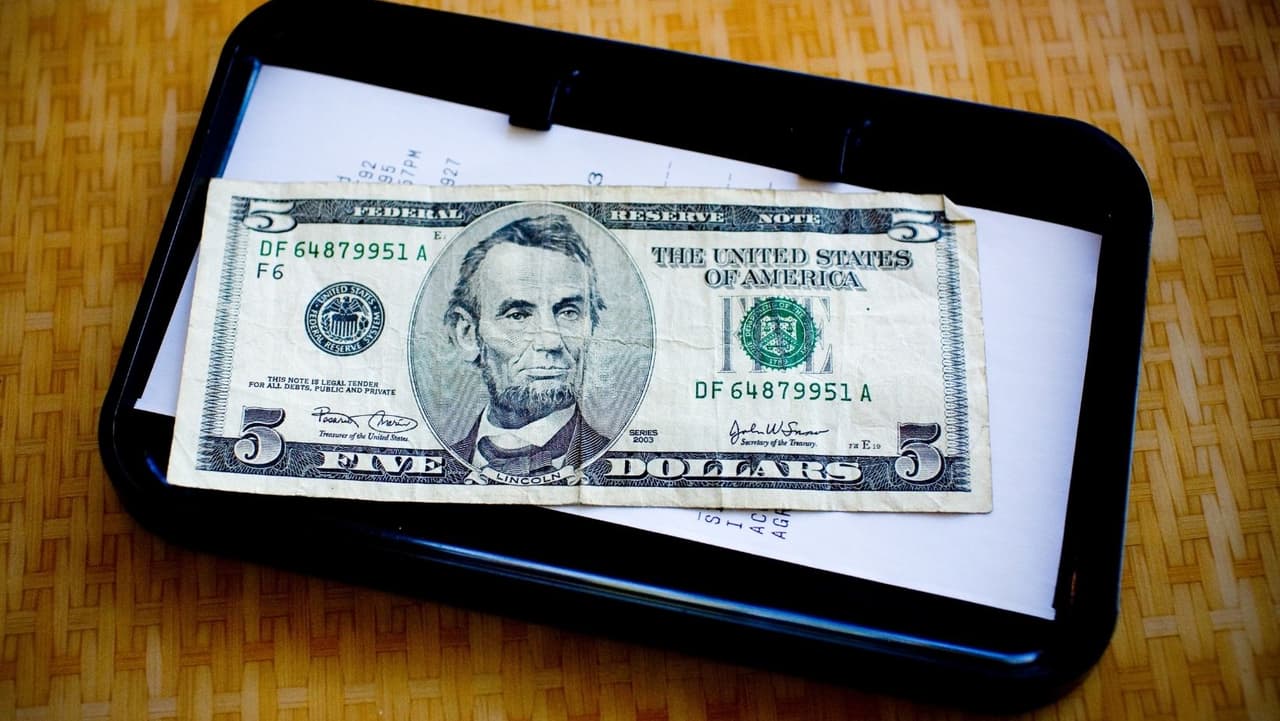 ¿Cuándo sí y cuando no dar propina en negocios? Un asesor financiero nos explica