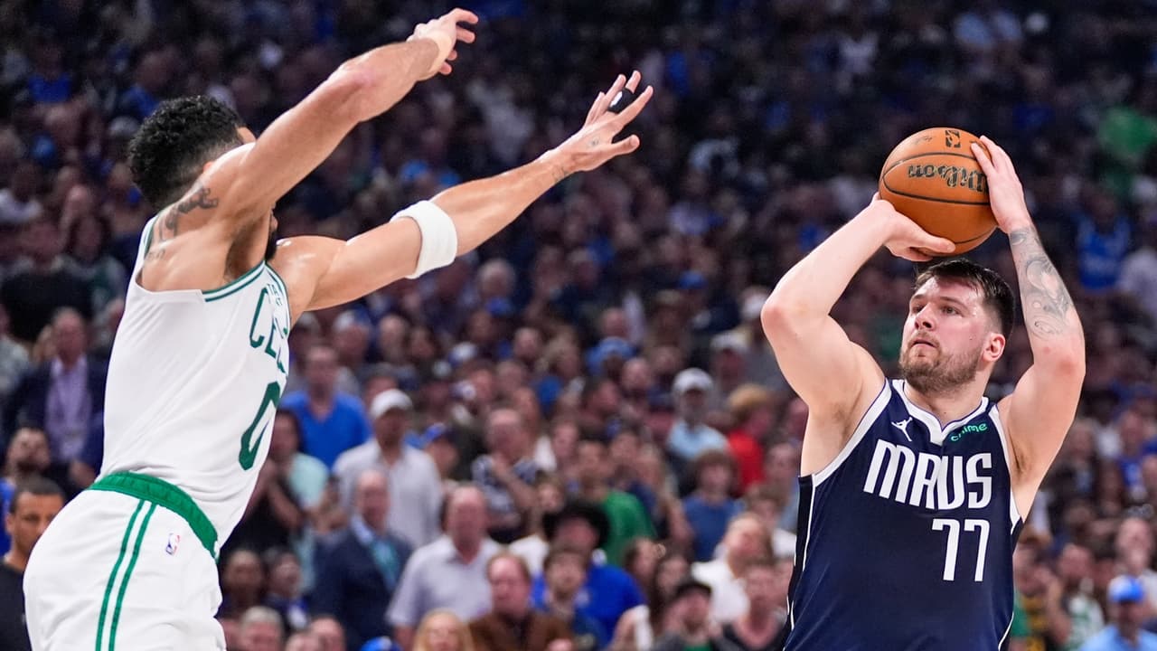 Con 
<b>los Celtics liderando la serie 3-1, los <a href="https://www.univision.com/local/dallas-kuvn/dallas-mavericks-ganan-conferencia-oeste-nba-minnesota-timberwolves" target="_blank">Mavericks enfrentan una batalla crucial</a></b>. Una victoria este lunes forzaría 
<b>un sexto partido, que se jugaría en Dallas el jueves a las 7:30 de la noche</b>. La ciudad entera está cargada de esperanza y emoción, confiando en que Dončić y su equipo puedan prolongar la serie.