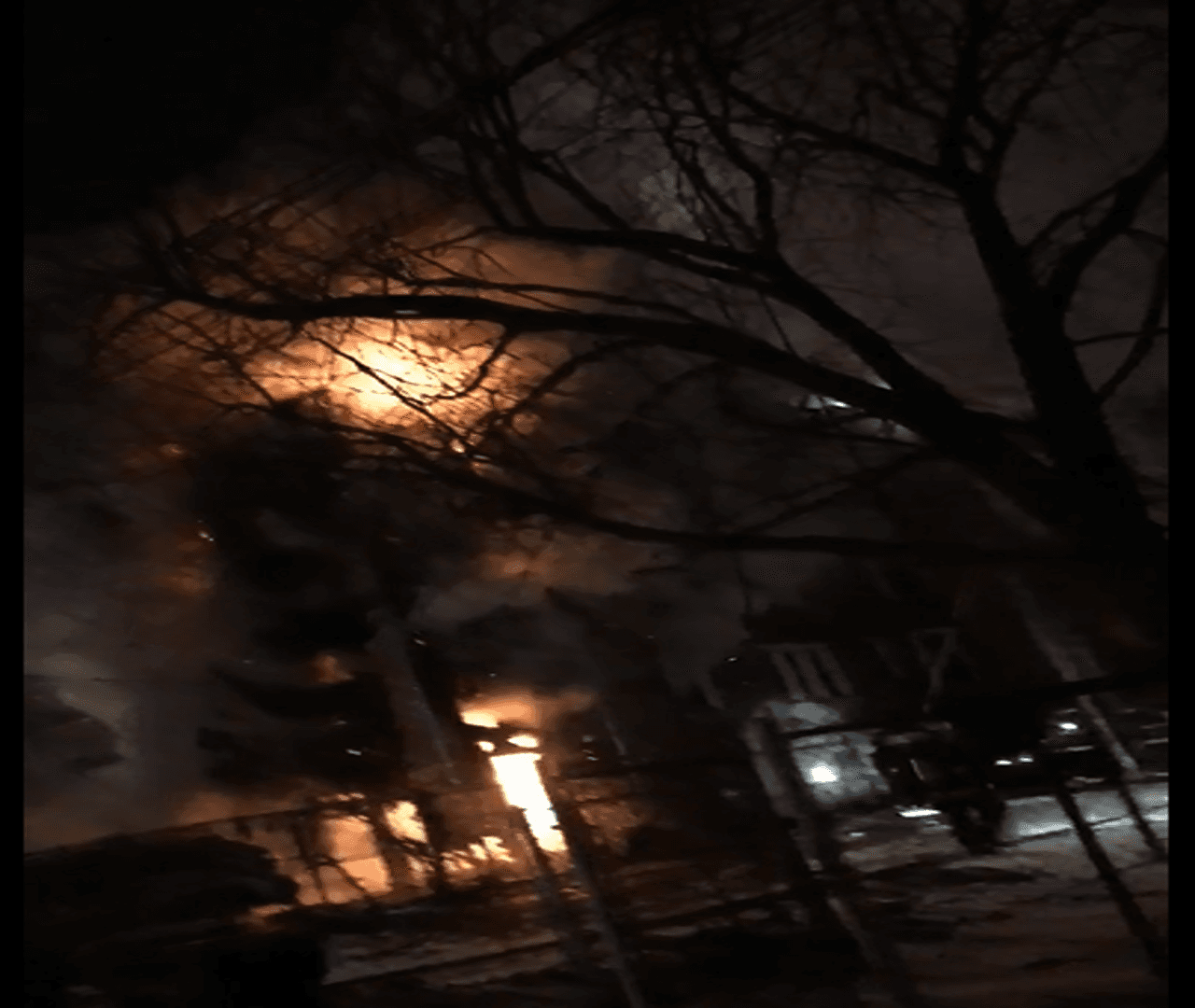 Fuego despierta a residentes de un multifamiliar