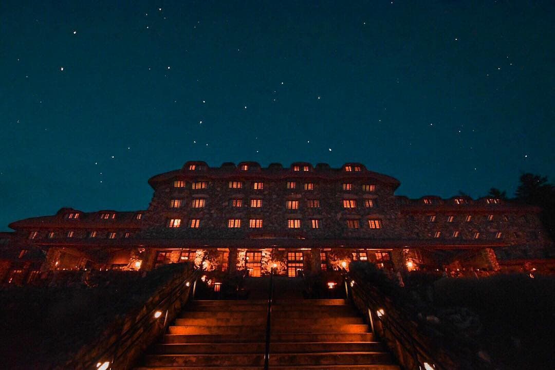 <b>Omni Grove Park Inn (Asheville) </b>
<br>
<b>Sitio web</b>: 
<a href="https://www.omnihotels.com/hotels/asheville-grove-park">https://www.omnihotels.com/hotels/asheville-grove-park</a> 
<br>
<b><a href="https://maps.app.goo.gl/jDGr8W7D3we64yqD6">Cómo llegar</a> </b>
<br>
<br>El Omni Grove Park Inn es una escapada popular, conocida por su hermoso paisaje montañoso y su espectacular spa, pero una estadía allí también podría implicar un encuentro con la Dama Rosa. Según los reportes, se trata de un espíritu amistoso, a menudo visto por los niños, que ha estado rondando la posada desde la década de 1920. Ya sea que aparezca como una niebla rosada o como una dama con un vestido de fiesta rosa, se dice que ella cayó y murió desde un balcón del quinto piso y su espíritu nunca se fue.