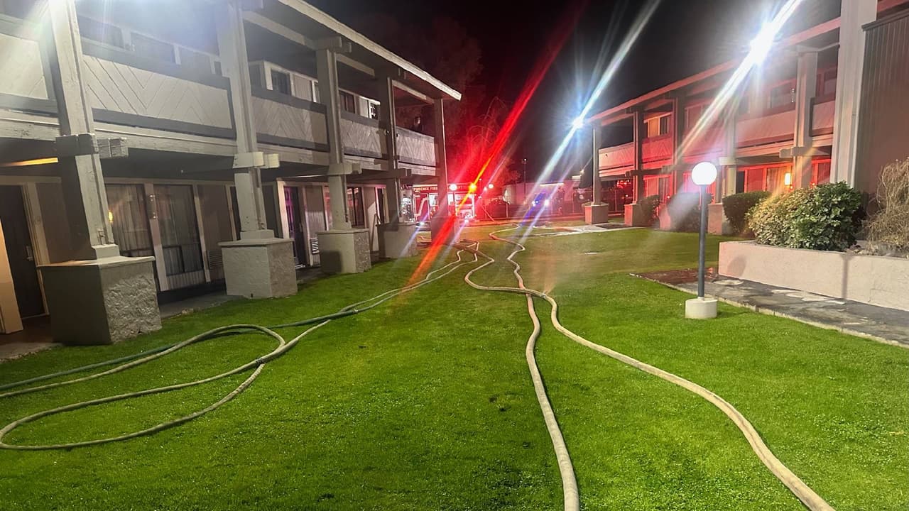Al llegar al lugar, las cuadrillas de bomberos encontraron con mucho humo e intensas llamas, por lo que de inmediato desplegaron mangueras para atacar el incendio y buscar posibles víctimas. Durante las operaciones de búsqueda los equipos localizaron a una víctima.
