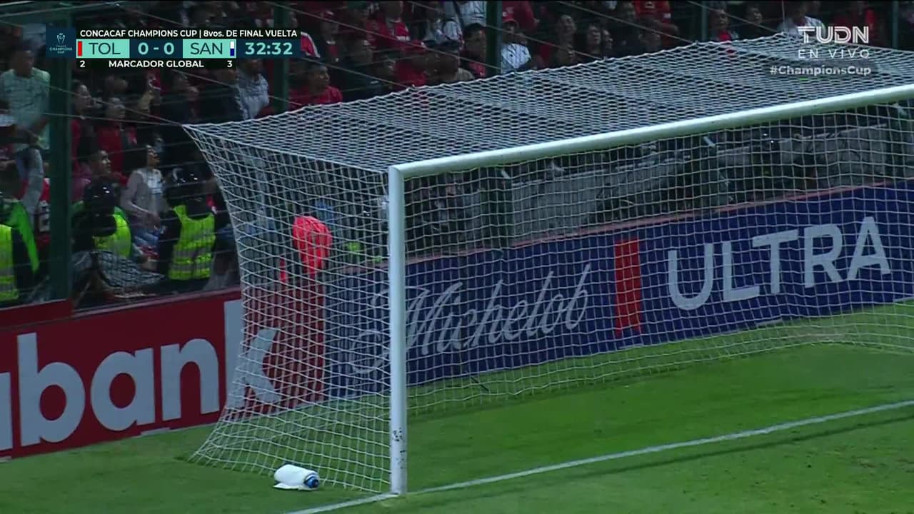 ¡TIRO ATAJADO! disparo por Jesús Angulo.