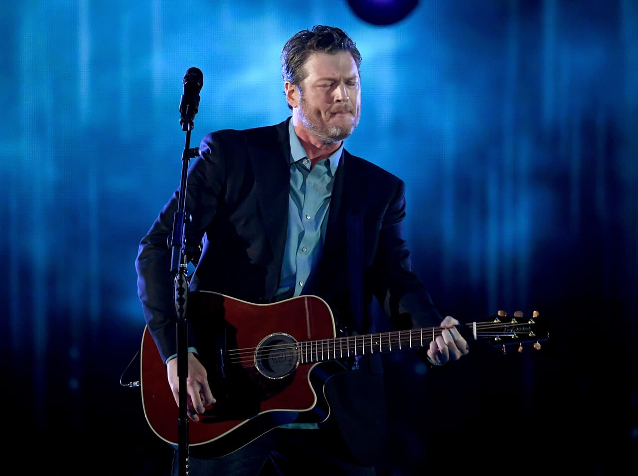Blake Shelton tomó por asalto el escenario con su pegajosa música country.
