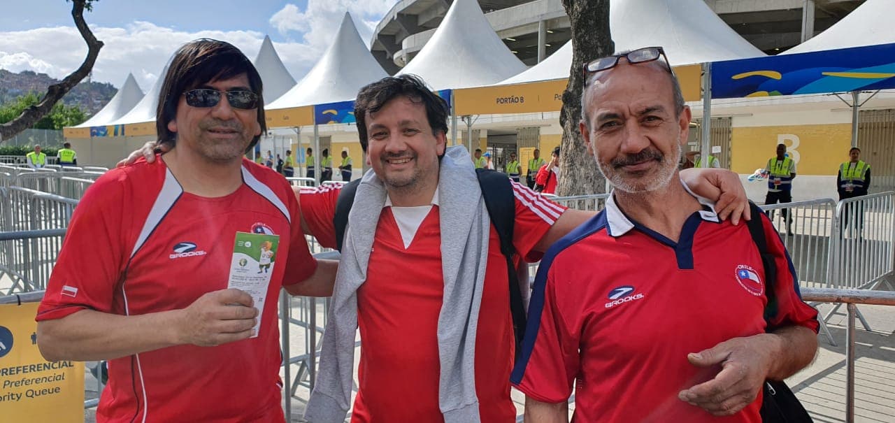 Los fanáticos sudamericanos están listos en las afueras del Estadio Maracaná para la Final de la Copa América que protagonizarán las selecciones de Brasil y Perú.
