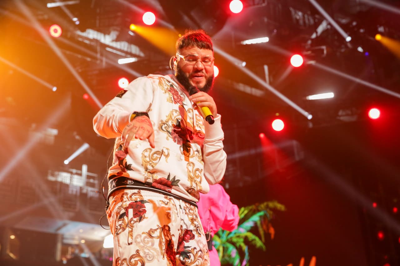 Una vez en el escenario bailó y cantó entre palmeras.