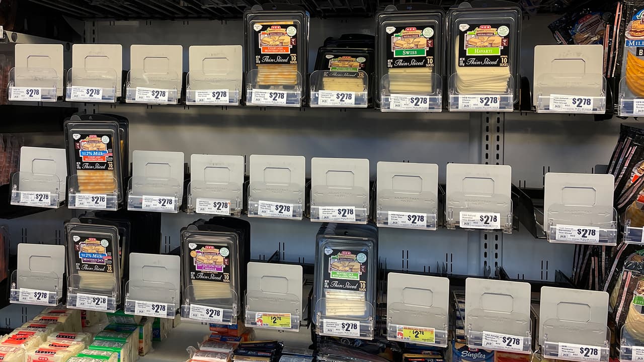 Productos lácteos y embutidos son los que más está comprando la gente.