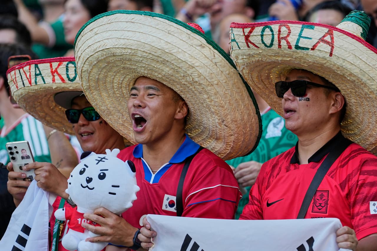 Aficionados surcoreanos reaccionan antes del partido de fútbol del Grupo A de la Copa del Mundo entre México y Corea del Sur en Zapopan, cerca de Guadalajara.