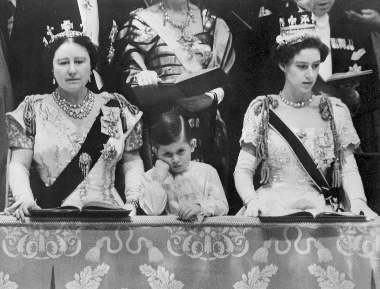 La reina madre Isabel; el hoy rey Carlos III, entonces de cuatro años y la princesa Margarita durante la coronación de Isabel II, el 2 de junio de 1953.