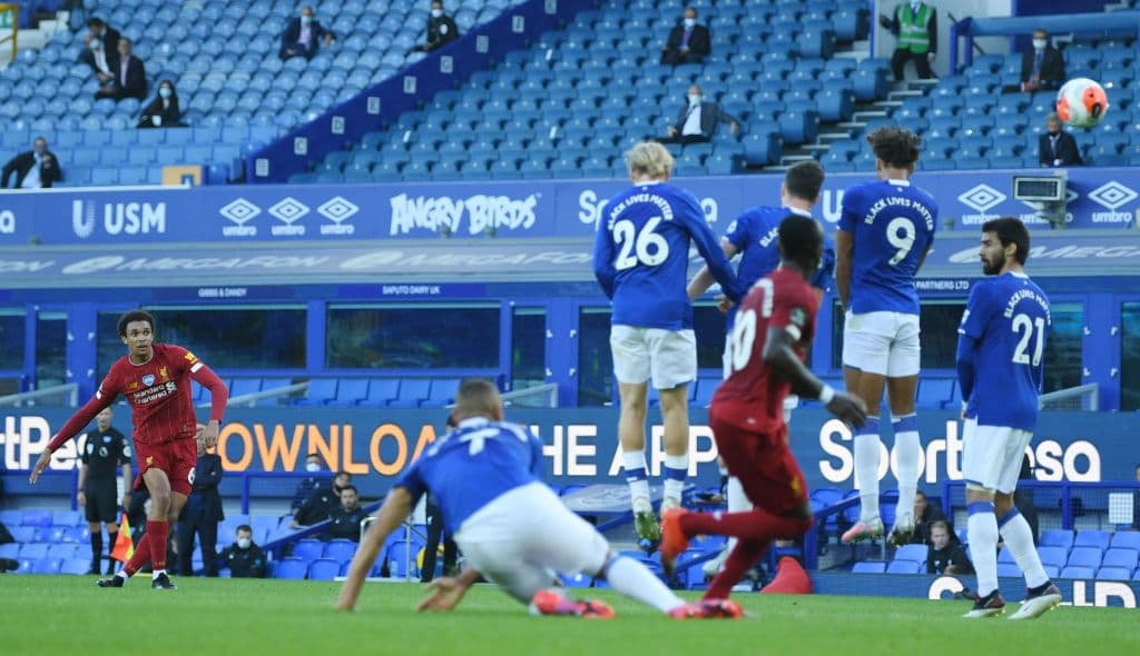 Disparo de tiro libre de Trent-Alexander Arnold que apenas se va desviado.