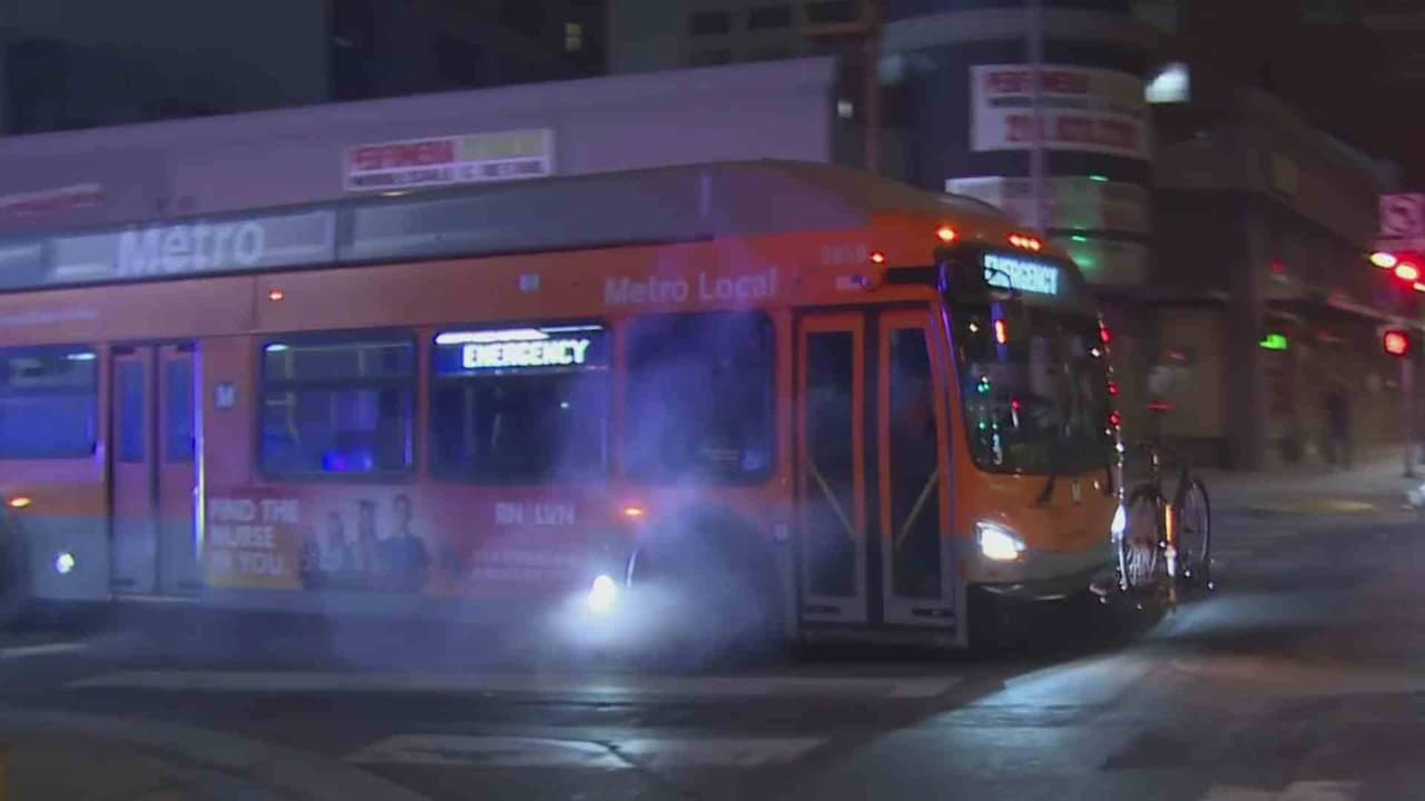 Pasajero muere baleado durante secuestro de autobús: las noticias más importantes del día en dos minutos