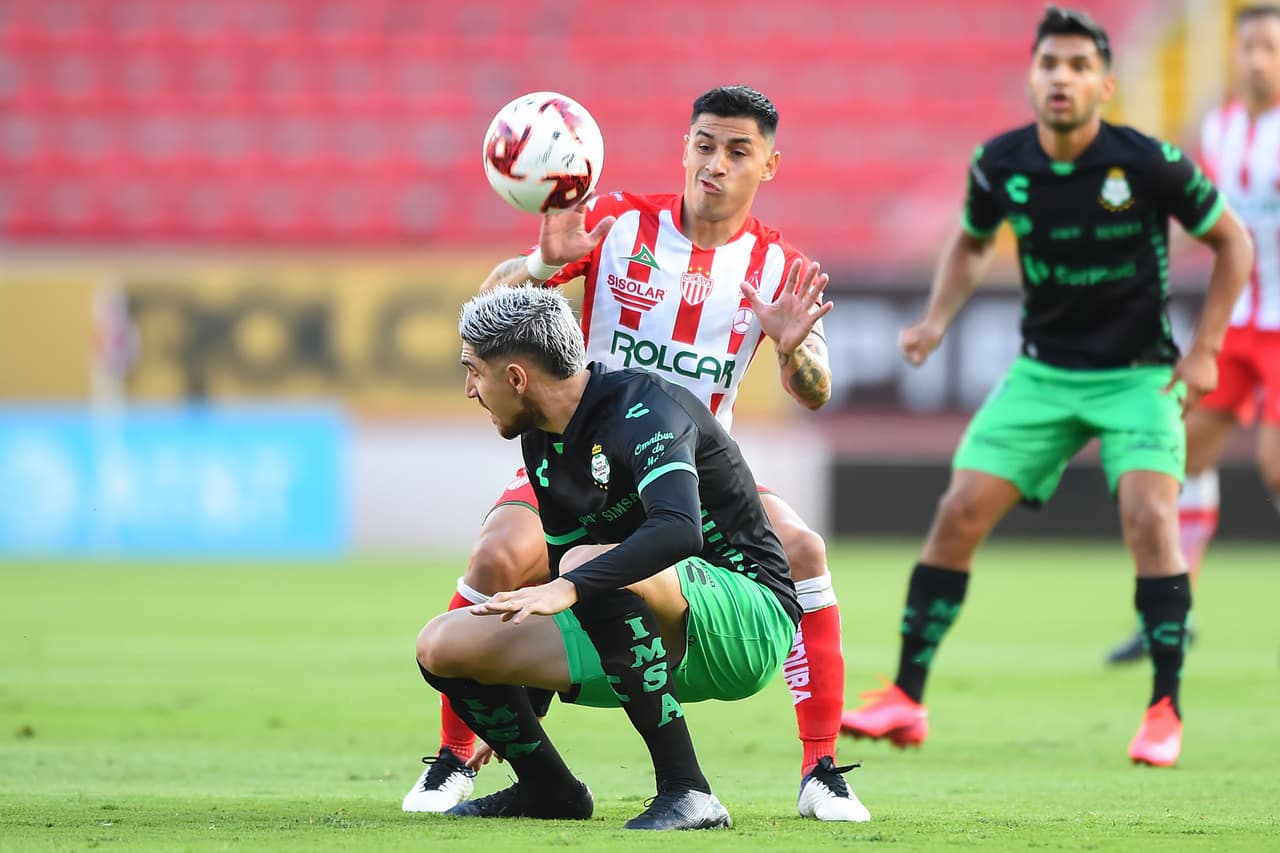 Los primeros minutos del partido se fueron con pocas oportunidades de gol.