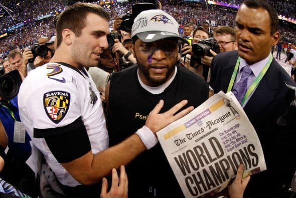 La gran fiesta deportiva del año en Estados Unidos, el Super Bowl de la Liga Nacional de Fútbol Americano (NFL), en su cuadragésima séptima edición, ya forma parte de la historia con los Ravens de Baltimore como nuevos campeones al vencer por 34-31 a los 49ers de San Francisco. Los pronósticos se cumplieron, los Ravens llegaron al Mercedes-Benz Super Dome de Nueva Orleans con el mejor mariscal de campo del momento, Joe Flacco, y la mejor defensa de la NFL, ambos factores se hicieron presentes en los momentos decisivos que hicieron posible el triunfo y el conseguir el segundo trofeo Vince Lombardi en la historia de la franquicia de Baltimore. Flacco, de 28 años, fue el líder perfecto en la primera parte al conseguir tres pases de anotación, que lo dejaron como el sexto mariscal que lo consigue en la historia del Super Bowl y una ventaja parcial de 21-6 al descanso que sería decisiva. El safety Ed Reed, nativo de New Orleans, empataría la mejor marca de la fase final de la NFL con nueve robos aéreos, mientras que Kaepernick quedaría con la mancha de la interceptación que sufrió. Antes que se diese el ya histórico apagón, el primero en un Super Bowl, el receptor abierto Jacoby Jones también quiso entrar en los libros de las marcas al conseguir nada más comenzar el tercer periodo al regresar 108 yardas de "touchdown" una devolución de balón, la mejor de todos los tiempos. Kaepernick y los 49ers vivieron los momentos estelares del partido al conseguir 23 puntos en menos de 13 minutos, 17 fueron consecutivos. Lewis, no brilló como en el primer Super Bowl del 2001 cuando ganó el premio de Jugador Más Valioso (MVP), que esta vez le fue con todos los honores a Flacco, al completar 22 de 33 pases para 287 yardas, sin interceptaciones, pero hizo seis derribos y cuatro fueron "placajes" solitarios. Suficientes para que los Ravens lograsen el segundo trofeo Vince Lombardi en su historia y Lewis pudiese cerrar con broche de oro su legado de 17 temporadas brillantes dentro de la competición de la NFL. Mientras que la revelación de la temporada Kaepernick confirmó que es un mariscal muy especial, lleno de energía, que corre como nadie, que tiene un dinamismo único, pero que todavía no pudo emular a los legendarios Montana y Young, que lo precedieron al frente de los 49ers en los cinco Super Bowls que disputaron y que consiguieron ganar. Los jugadores de los 49er, encabezados por el corredor Frank Gore insistieron que su equipo fue mejor como conjunto que los Ravens se aprovecharon de acciones aisladas. Pero el marcador final estableció que los ganadores fueron los Ravens, por eso dos hermanos, John y Jim Harbaugh, los primeros en la historia de la NFL que dirigieron a los equipos que disputaron un título de Super Bowl, al concluir el partido fueron al encuentro y se dieron un gran abrazo.
