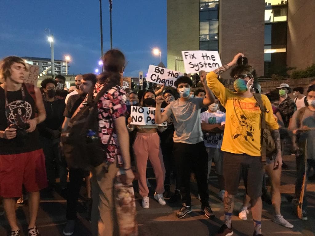 Permanecen las manifestaciones en Austin por la brutalidad policiaca y la muerte de George Floyd