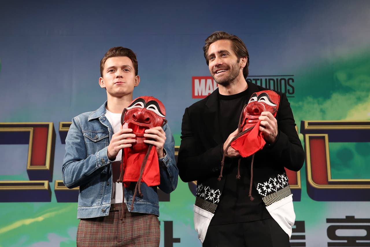 El director de la cinta Jon Watts empezó esta película casi al término de 'Spiderman De Regreso a Casa' de 2017 y fue de los pocos que sabían lo que pasaba en 'Avengers: Endgame' para poder darle la continuidad que la historia requiere.