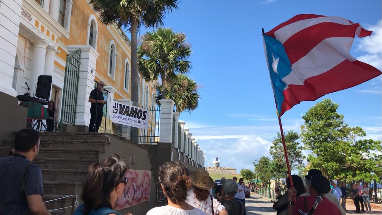 Decenas de artistas marcharon hasta la fortaleza para pedir que se prohíba el alquiler de la sede del Instituto de Cultura Puertorriqueña a una compañía que lo convertirá en un hotel boutique.