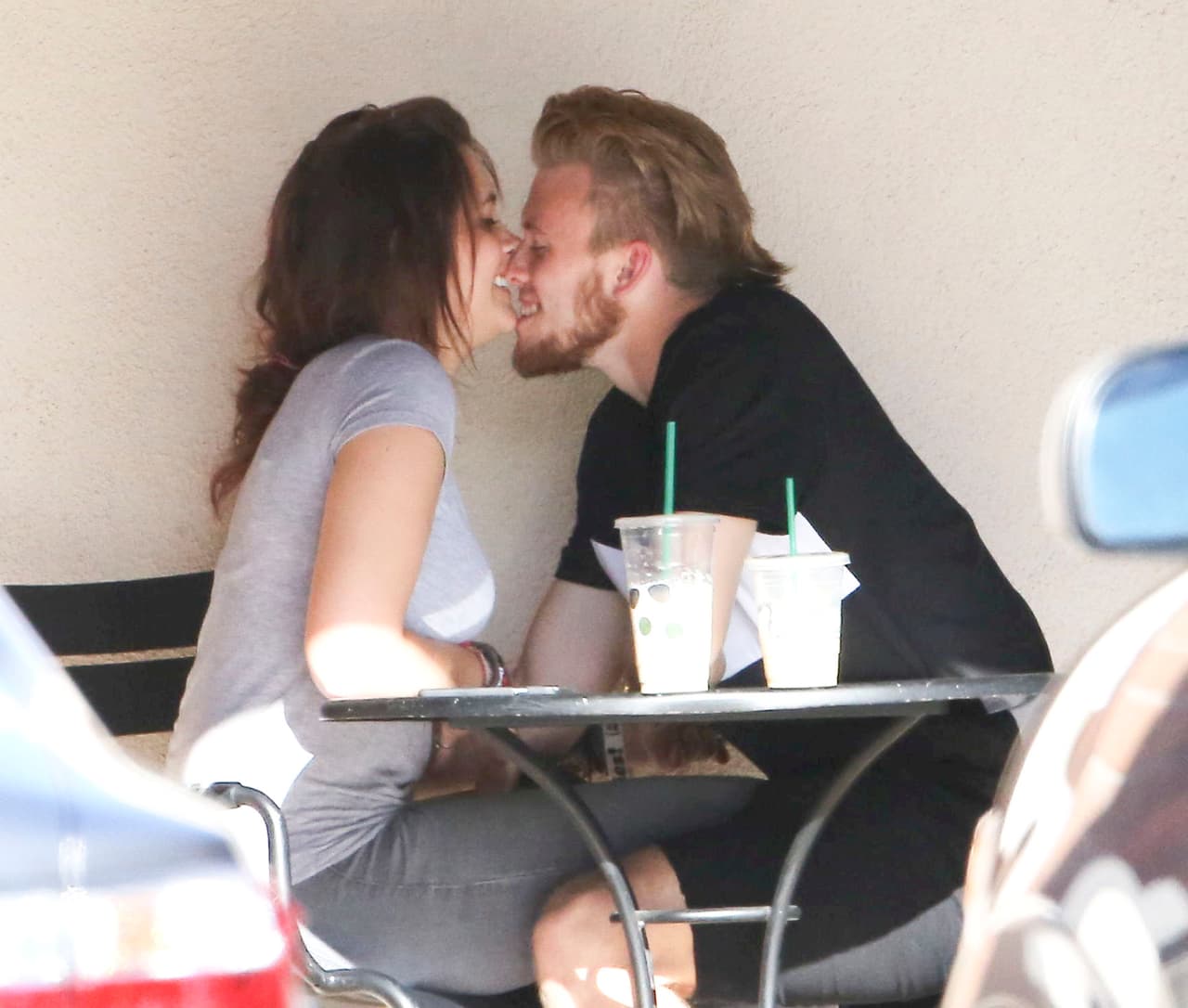 No hay duda que la adolescente de 17 años está enamorada.