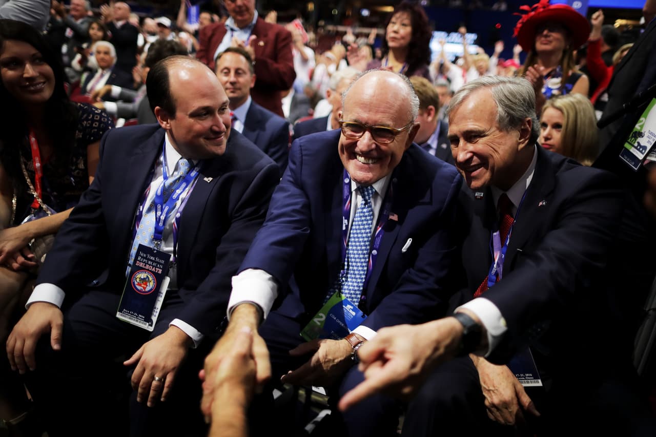 El exalcalde de Nueva York Rudy Giuliani (centro) celebra la nominación de Trump.