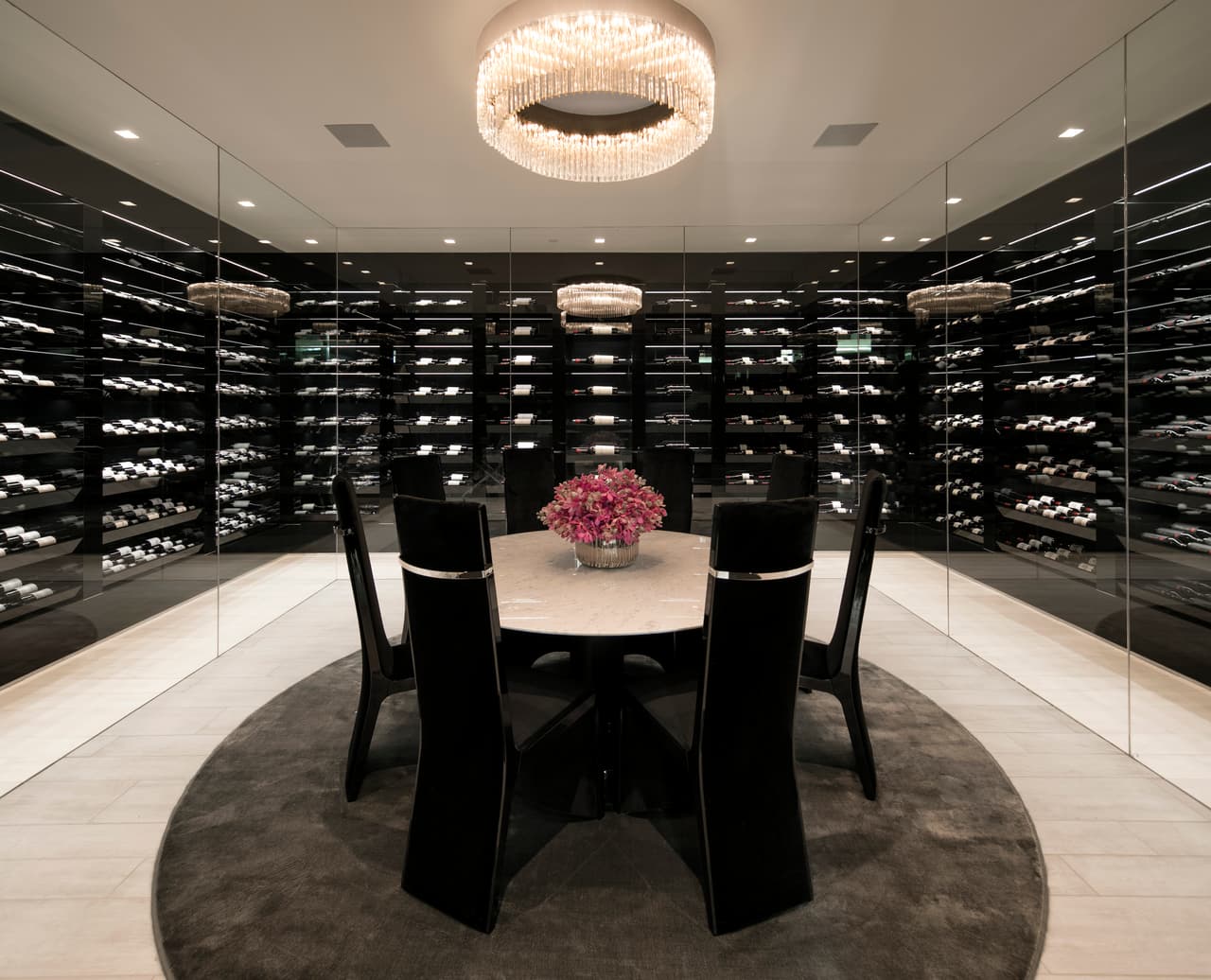 Un comedor para degustar la colección de 944 botellas de vino.