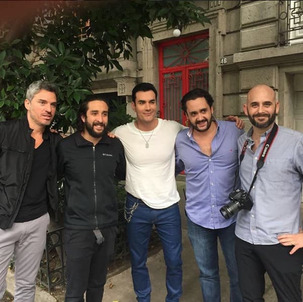 Las grabaciones duran horas por eso todos los actores deben estar al pendiente de su llamado, sin embargo eso no obstáculo para convivir entre ellos y disfrutar buenos momentos de sana diversión.