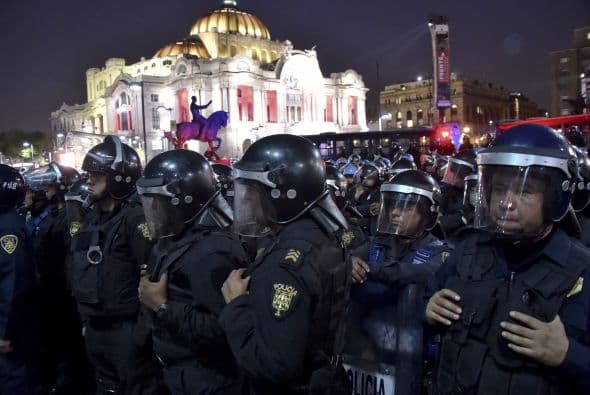 Por su parte, la autoridades desplegaron a un numeroso grupo de granaderos para evitar desmanes en el acto de protesta.