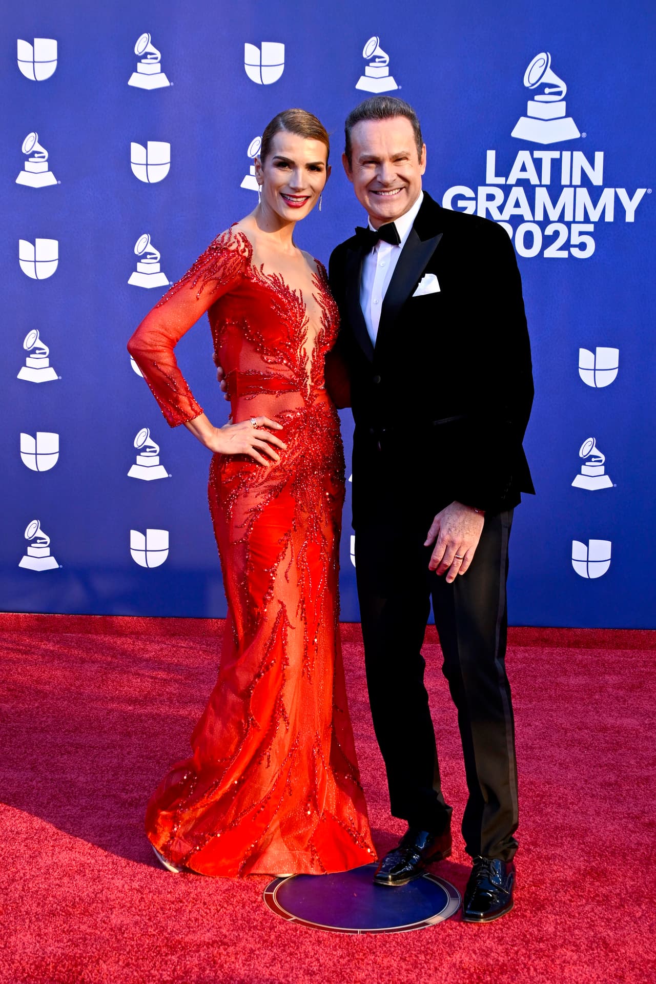 <b>Alan Tacher y su esposa Cristina Bernal </b>también eligieron los colores rojo y negro para desfilar por la alfombra.