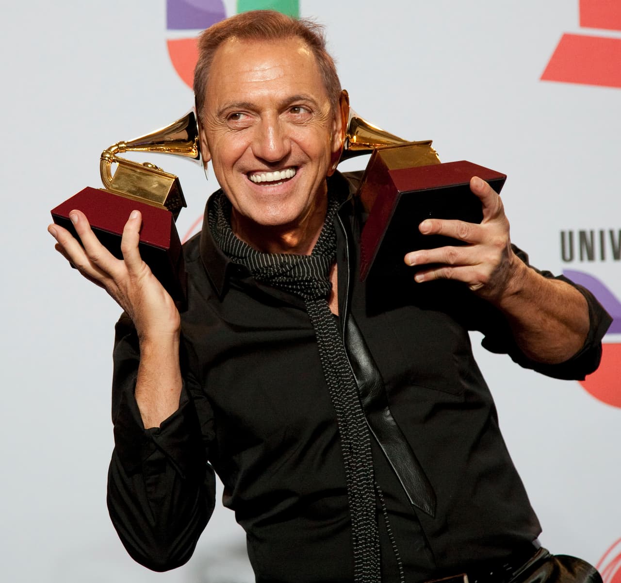 Por esa producción se llevó dos Latin GRAMMY en 2011: Mejor Video Musical Versión Larga y Mejor Álbum Pop Vocal Masculino.