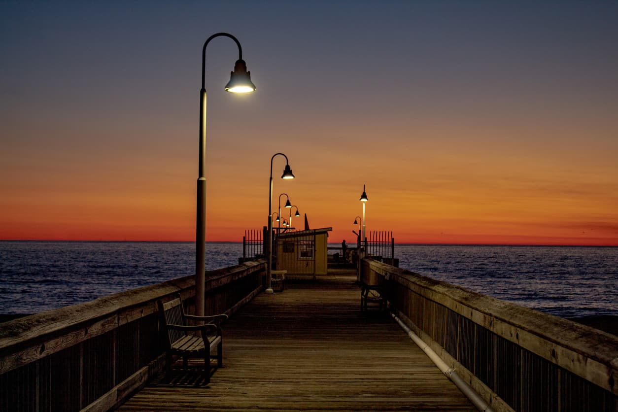 <b>Puesto 9 de las ciudades donde el salario rinde más | Virginia Beach, California</b>
<br>
<br>🔘 El ingreso promedio anual de un hogar en esa ciudad es de $78,136.
<br>🔘 Los cheques que recibe un hogar quincenalmente ascienden a $3,005.
<br>🔘 El monto de cubrir las necesidades básicas es de $1,315.
<br>🔘 Por ello, sobran $1,690 de cada cheque.