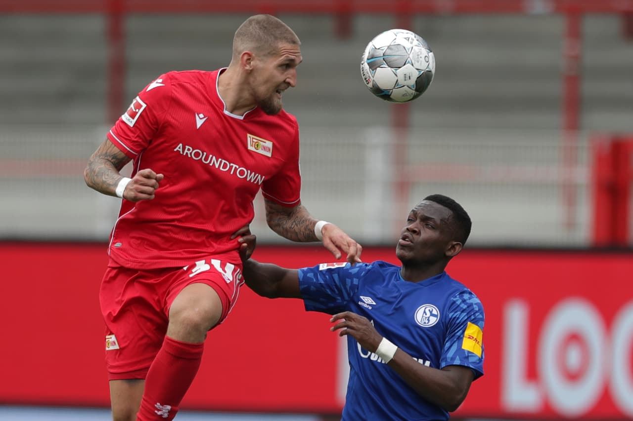 De nueva cuenta, Robert Andrich busca el segundo tanto con un cabezazo pese a la marca de Rabbi Matondo.