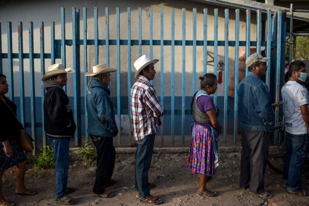 En la comunidad de Atzacoaloya, en Guerrero, las personas hacían filas desde bien temprano para votar, incluso antes de que abrieran las casillas.