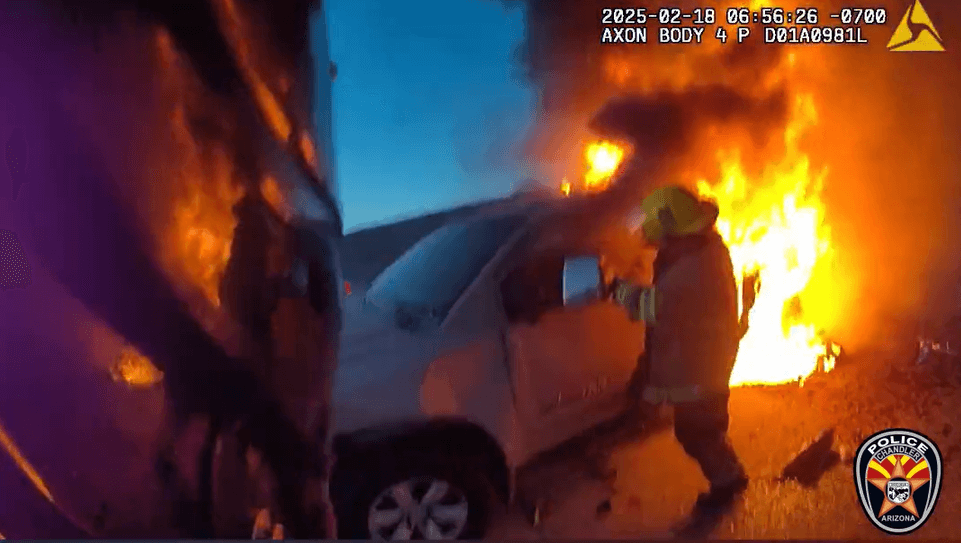 El fuego era cada vez más abrasador, y la columna de humo seguía creciendo. Entonces, 
<b>el bombero tomó con sus manos a la persona dentro de la camioneta</b> y, sin pensarlo, la jaló hacia afuera del vehículo. Una vez que la mujer logra poner fuera de la camioneta sus dos pies, es llevaba hacia el piso, lejos de su vehículo. El policía le pregunta si hay alguien más dentro de la camioneta, pero ella dice que no.