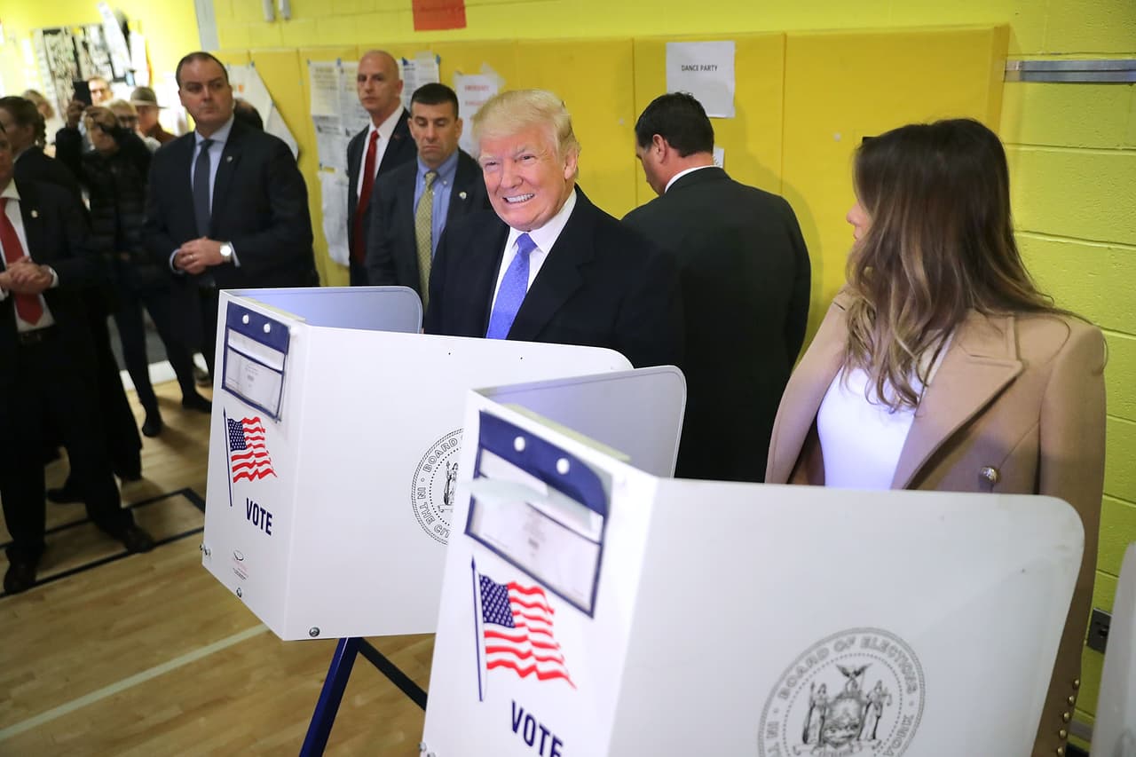 El candidato republicano Donald Trump, ejerce su derecho al voto junto a su esposa Melania, en Nueva york.