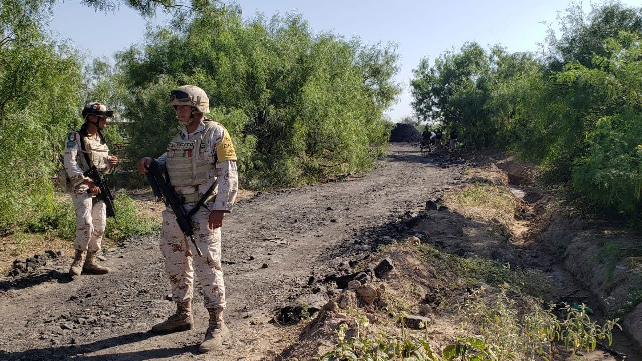 Miembros de la Guardia Nacional mexicana a lo largo de la carretera que conduce adonde mineros están atrapados en una mina de carbón colapsada e inundada en Sabinas, en el estado mexicano de Coahuila.
