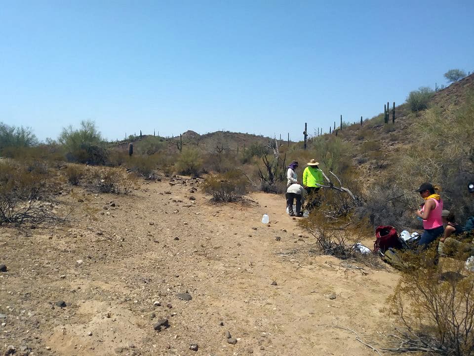 Un grupo de voluntarios salio a buscar el cuerpo de un inmigrante en el desierto de Arizona