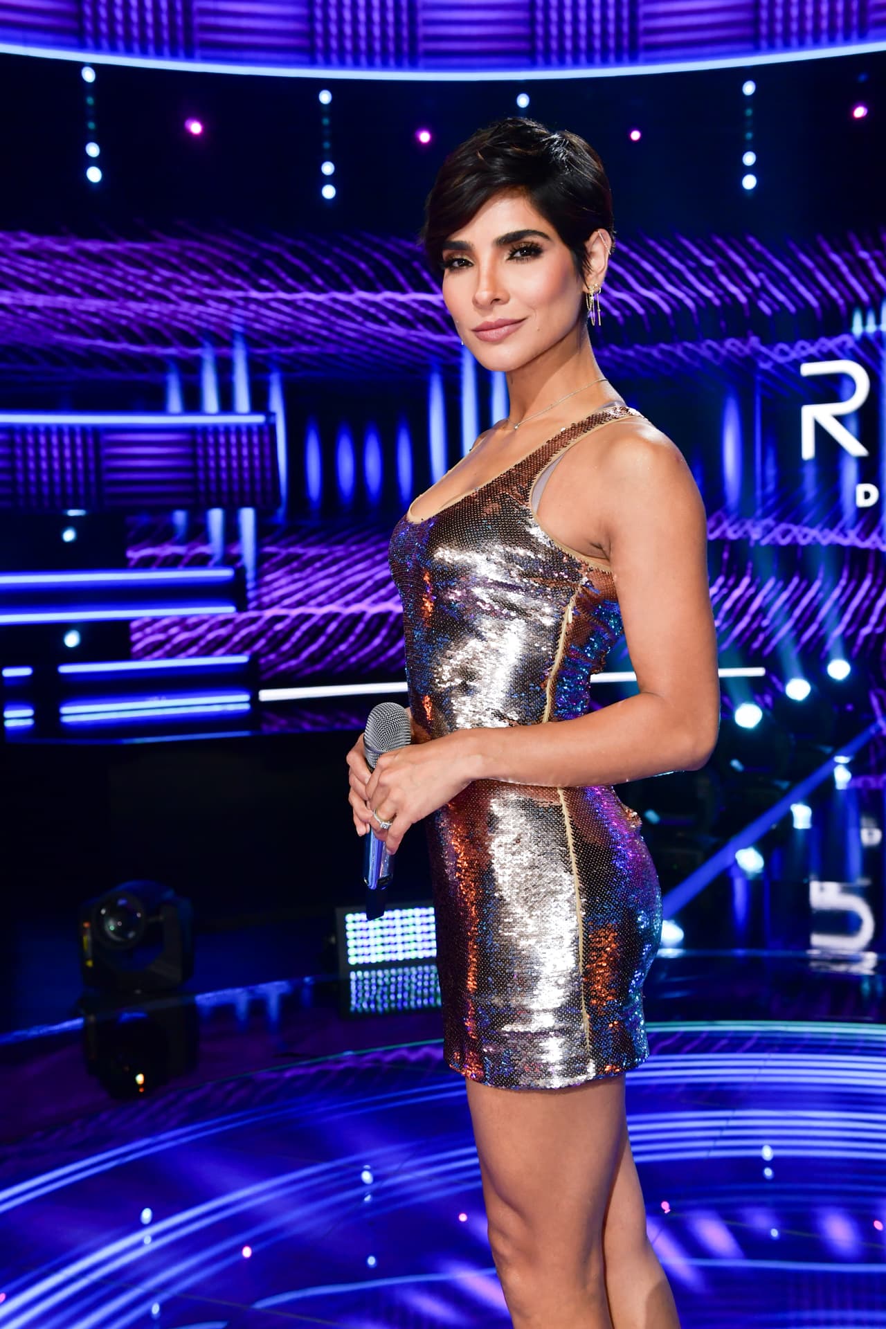 Una chispeante Alejandra Espinoza arranca la gala de "duelos a muerte" de Reina de la Canción 