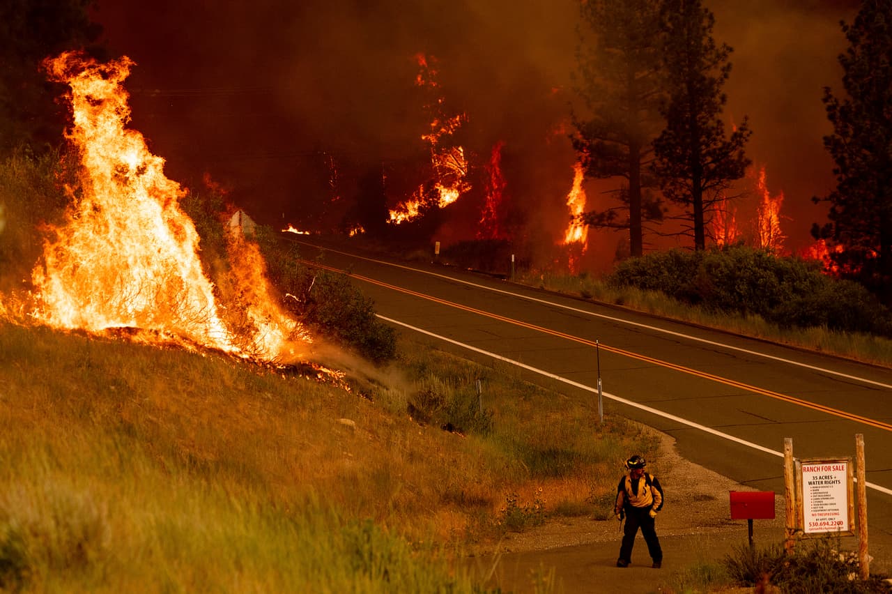 El fuego amenazaba a Markleeville, un pequeño poblado cercano a la frontera entre los estados de California y Nevada. Hasta este domingo, ha destruido al menos dos estructuras, señalaron las autoridades.