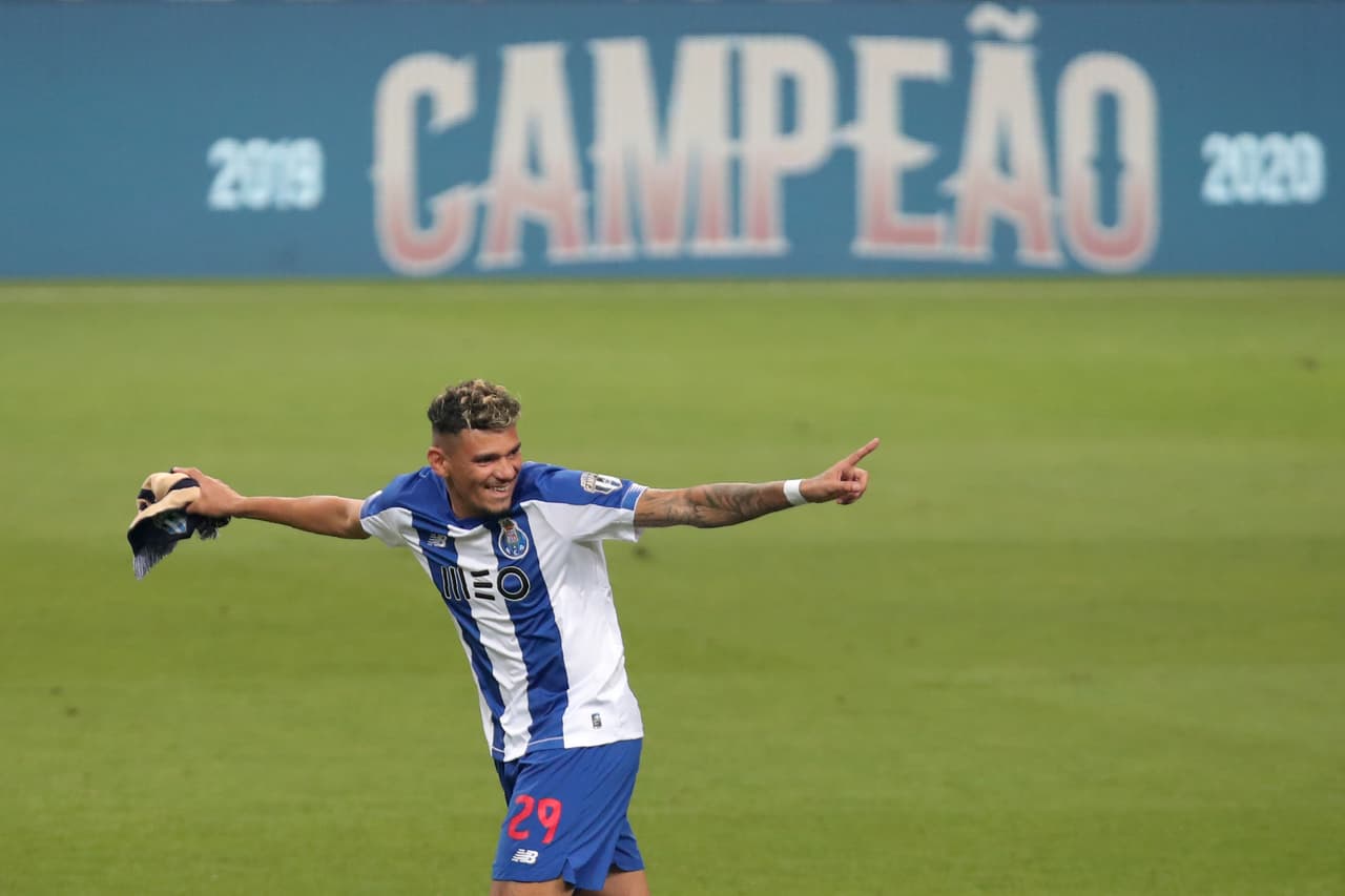 El Tecatito Corona firma su gran temporada al conseguir un nuveo título de la Liga Portuguesa con el Porto.