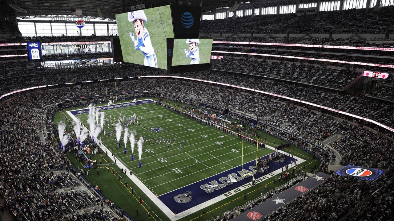La mascota de los Dallas Cowboys, Rowdy, aparece en la pizarra de vídeo mientras el equipo entra en el campo antes de un partido de fútbol americano de la NFL contra los New York Giants en Arlington, Texas, el domingo 12 de noviembre de 2023.