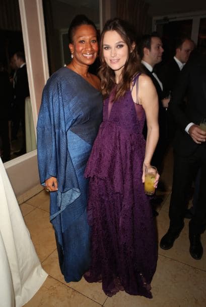 Y así festeja y se va de fiesta una embarazada. Con juguito en la mano y luciendo su panza a todo lo que dá. La señora Kiera Knigthly ¡se ve que la está pasando bomba!