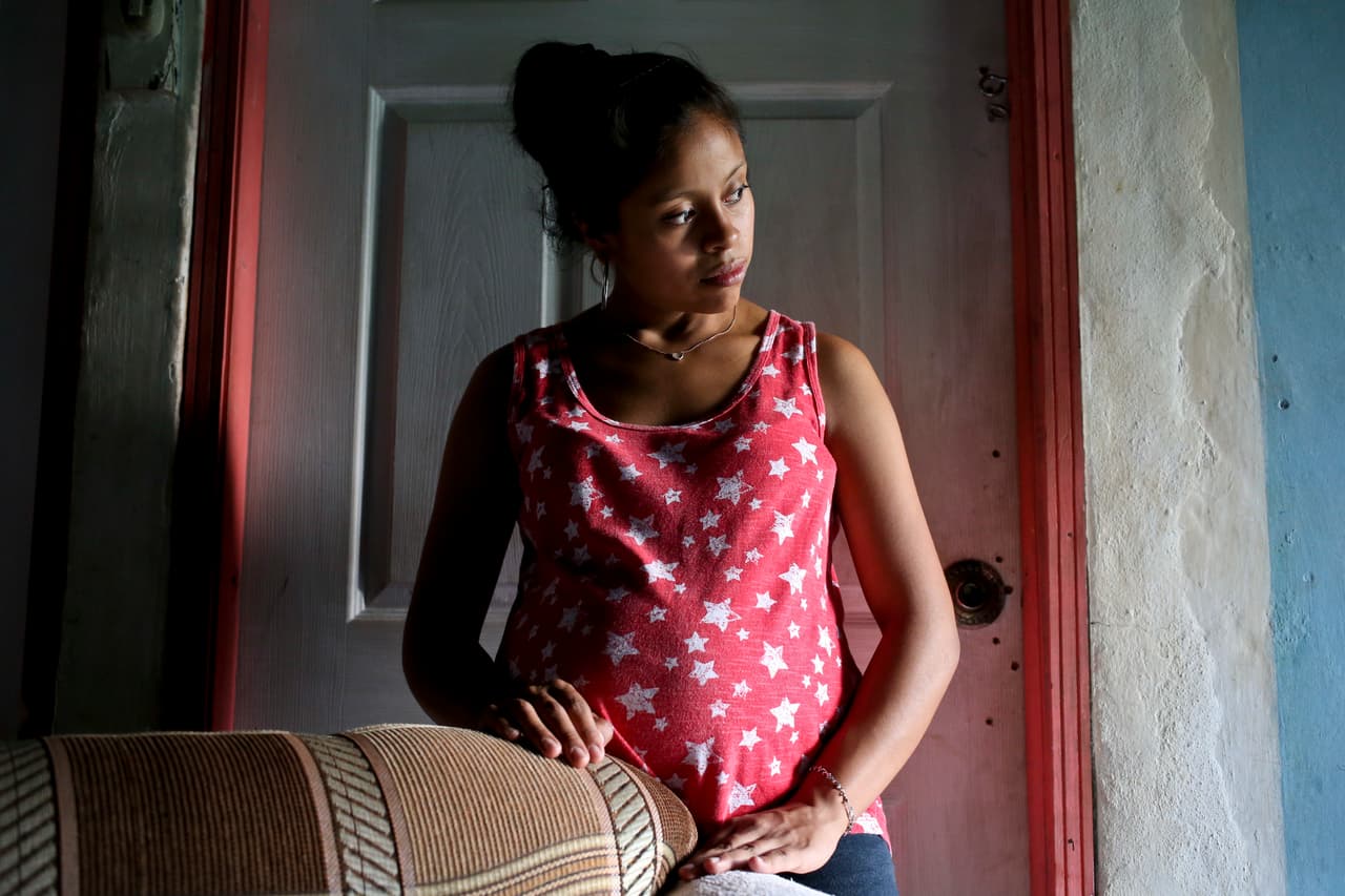 Adalicia Montecinos, la madre de Johan, tiene siete meses de embarazo. Según cuenta la agencia AP, se lamentó a diario por no haber podido vivir el primer año de su bebé dada la separación: 
<b>"No veré a mi hijo caminar por primera vez ni le celebraré su primer cumpleaños",</b> dijo.