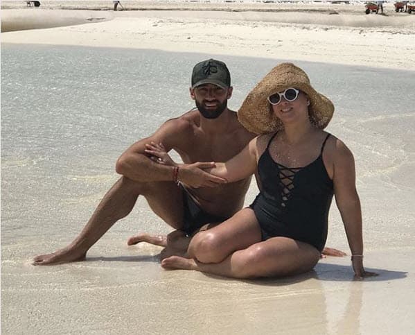Con esta foto Adamari López desató la crítica de varias personas en Instagram, la actriz se encontraba festejando su cumpleaños junto a su esposo en mayo de 2017.