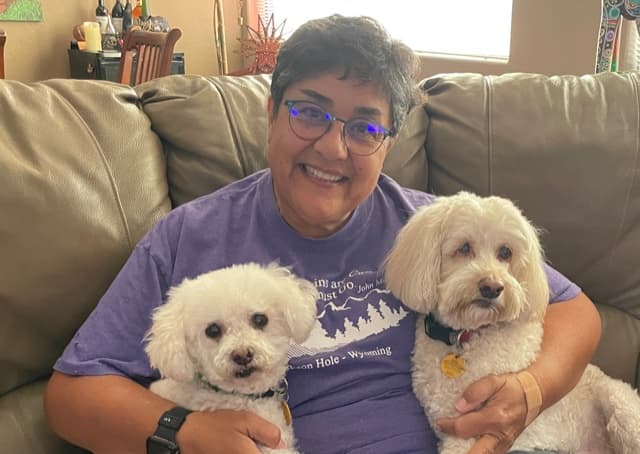 Es una mujer muy simpática, cargada de energía, optimismo y entusiasmo, se siente su buena vibra cuando hablas con ella. Trabajó en un canal de TV en Tucson como artista gráfica. Ahora está retirada disfrutando de su familia.