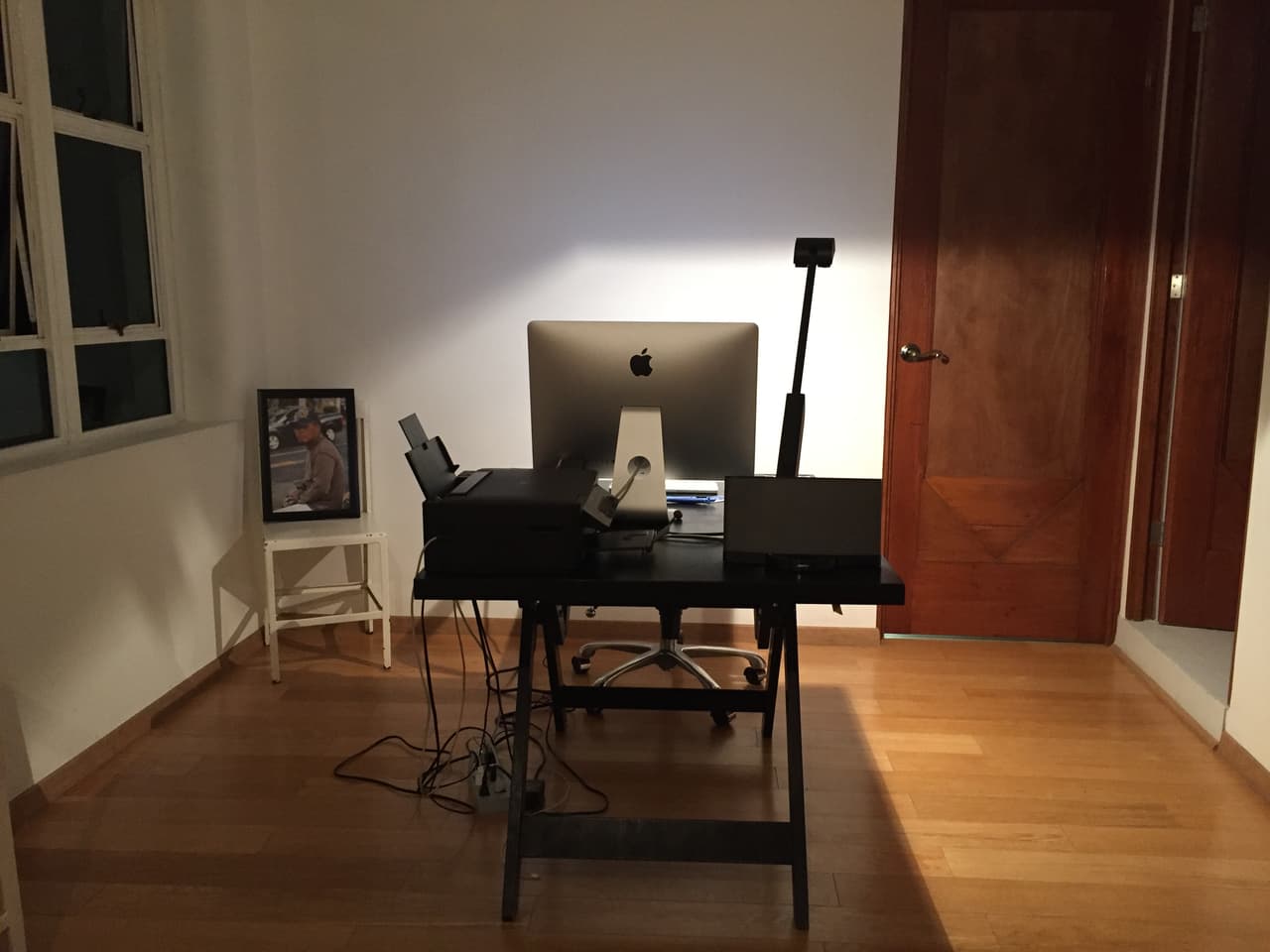 No es necesario saturar el espacio con souvenirs o fotografías familiares.