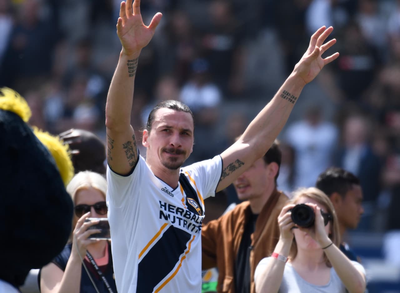 Dos goles, uno de ellos un golazo, los tres puntos y las palmas de la afición fue el saldo del primer partido disputado por Zlatan en la MLS.