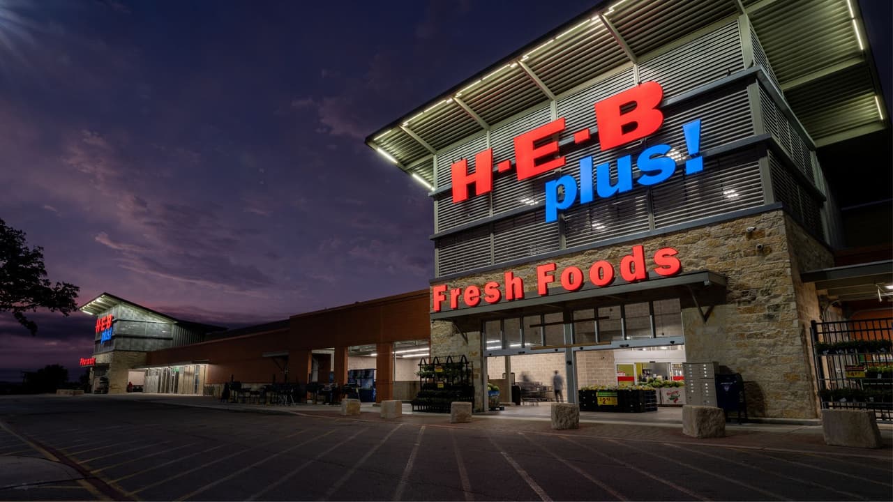 <h3 class="cms-H3-H3">Requisitos y consejos clave </h3>👉🏻 Es necesario 
<b>contar con autorización para trabajar en Estados Unidos</b> e identificación válida. 
<br>Para destacar,
<b> indica disponibilidad real, incluyendo fines de semana.</b> 
<br>Aplica solo 
<b>a puestos que puedas cumplir.</b> 
<br>
<b>Mantén tu resumen claro</b> y revisa el correo con frecuencia. 
<br>Las entrevistas suelen programarse rápido. 
<br>Para muchos residentes de Texas, cada nueva tienda de H-E-B no solo significa más opciones para comprar, sino
<b> una puerta de acceso a empleos.</b>