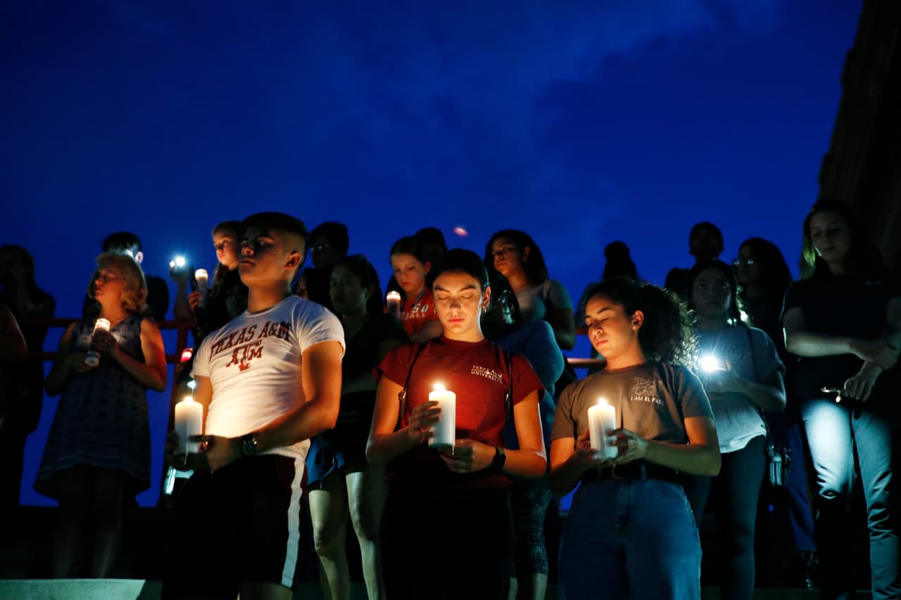 El alcalde de El Paso, Dee Margo, dijo en conferencia de prensa que la ciudad se mantendrá unida a pesar de la tragedia. "Nuestra comunidad no se definirá por este acto malvado de violencia sin sentido", expresó el alcalde. "Unida nuestra comunidad sanará. El Paso es demasiado fuerte para quebrarse por un acto cobarde como este".