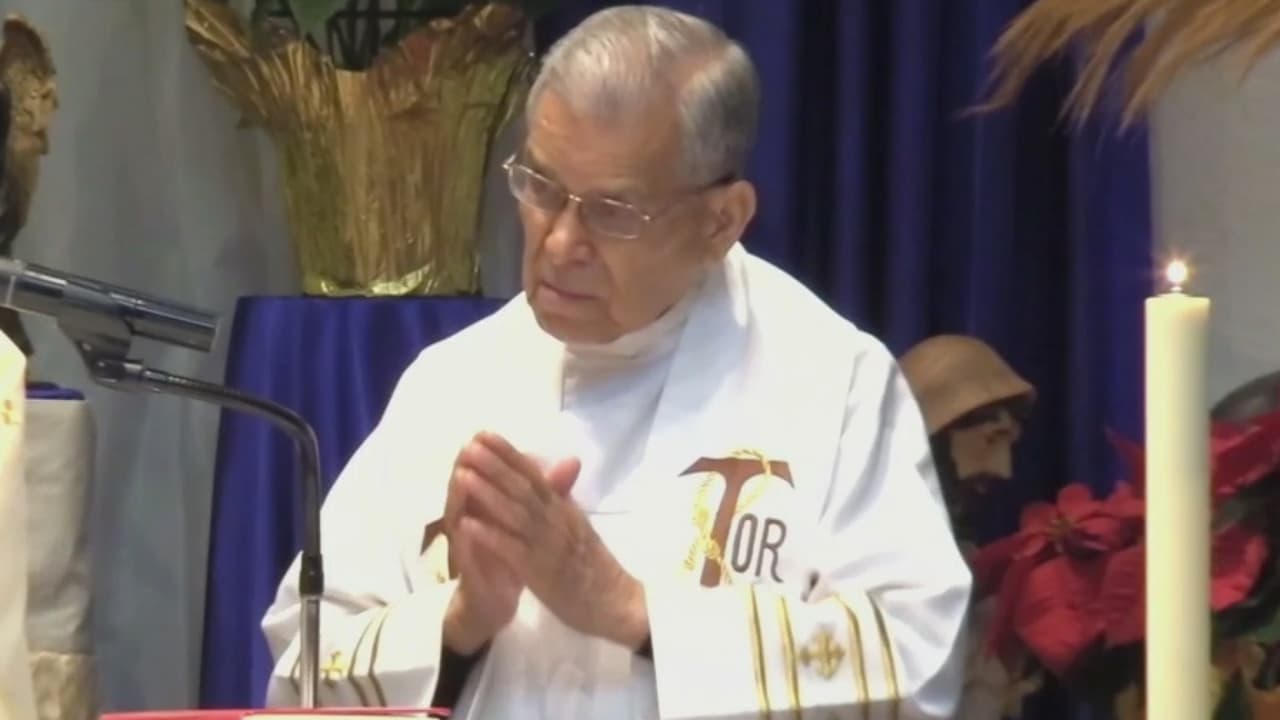 El padre Esteban Jasso perdió este viernes, a sus 88 años, la batalla contra una enfermedad neuronal progresiva que lo había hecho retirarse en 2018. Él fue sacerdote por más de 60 años y estuvo 24 de ellos en la Iglesia de Todos los Santos. La comunidad lo recuerda como un líder siempre cercano a los inmigrantes y pobres. "Fue un gran ejemplo de vivir para servir al prójimo", dijo una feligresa sobre su partida.